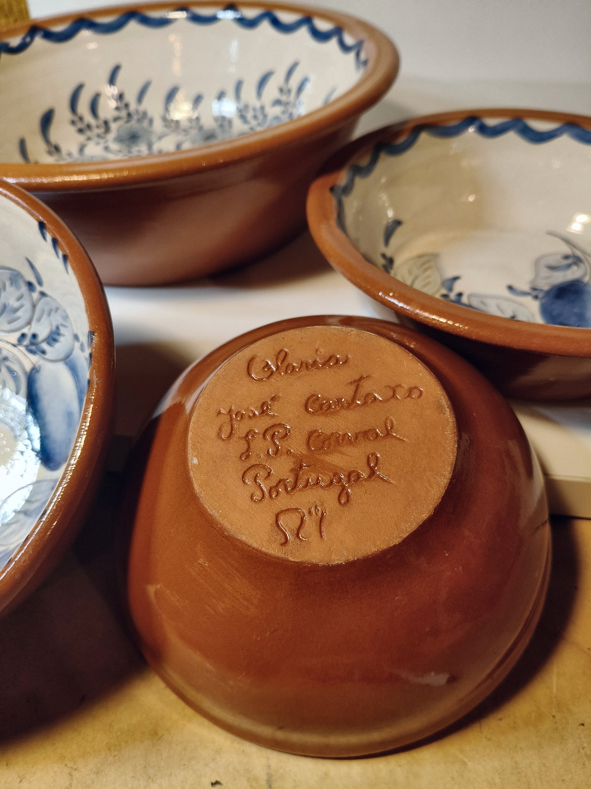 Set van vier handbeschilderde Portugese terracotta schalen van José Cartaxo met blauw decor – foto 2 van 3