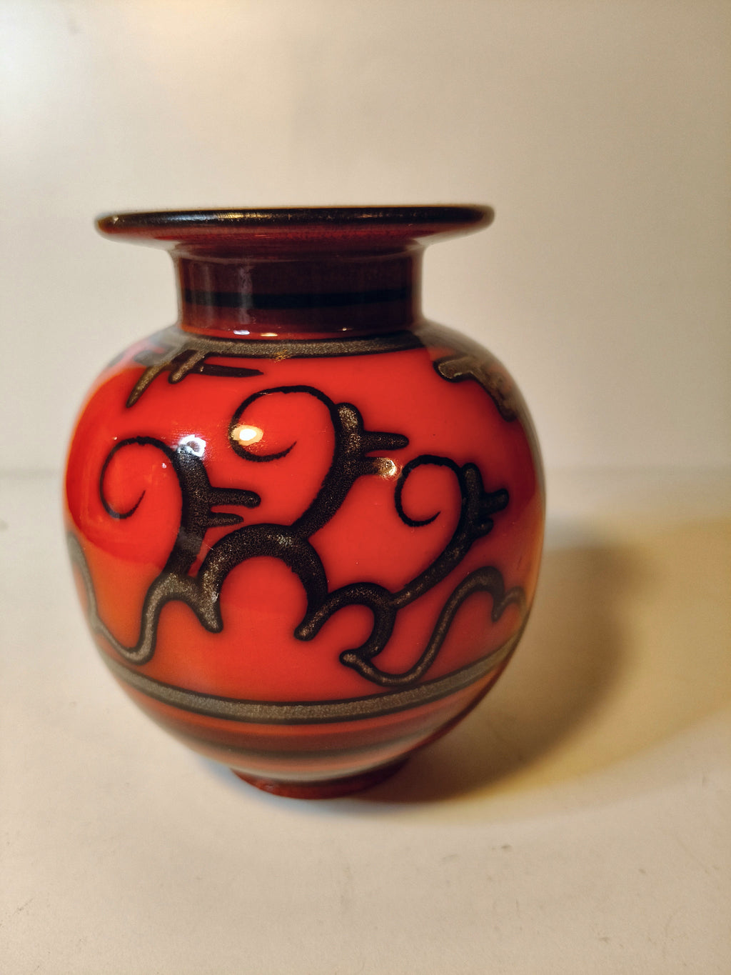 Flora Gouda vaasje met rood-oranje Tokio-decor, jaren 70 – foto 1 van 3