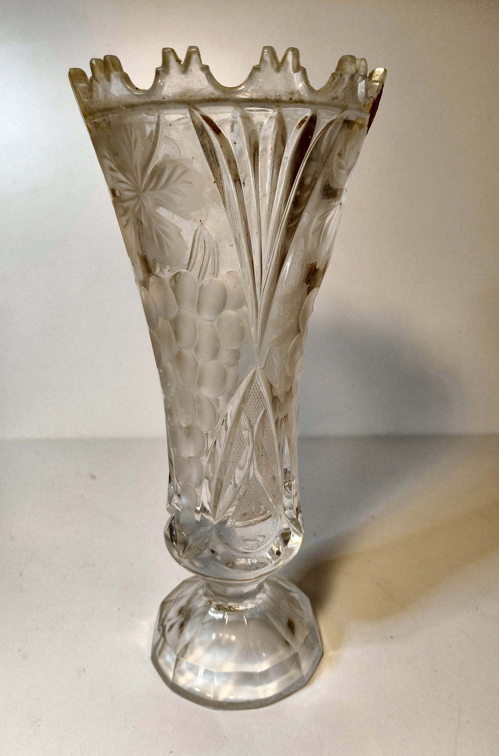 Vintage handgeslepen loodkristallen vaas met bloem- en druivendecor – foto 3 van 3