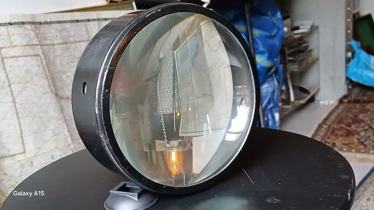 Grote vintage bolle condensorlens in zwarte metalen vatting – foto 6 van 7