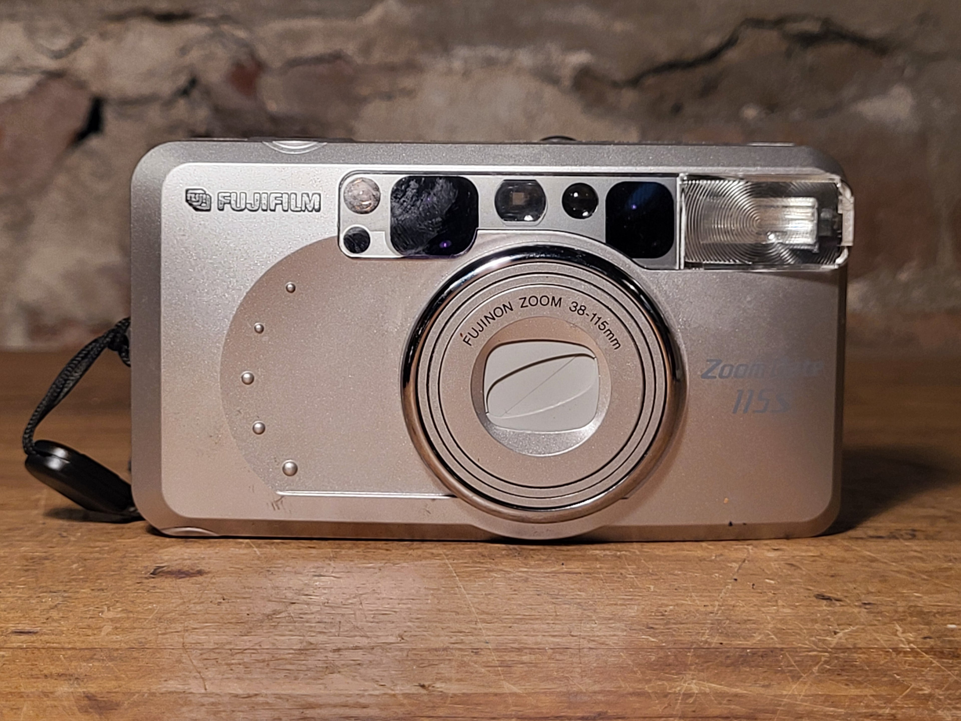 Fujifilm Zoom Date 115S 35mm compact camera met 38-115mm Fujinon zoomlens – vintage analoge camera bij De Majum Rotterdam