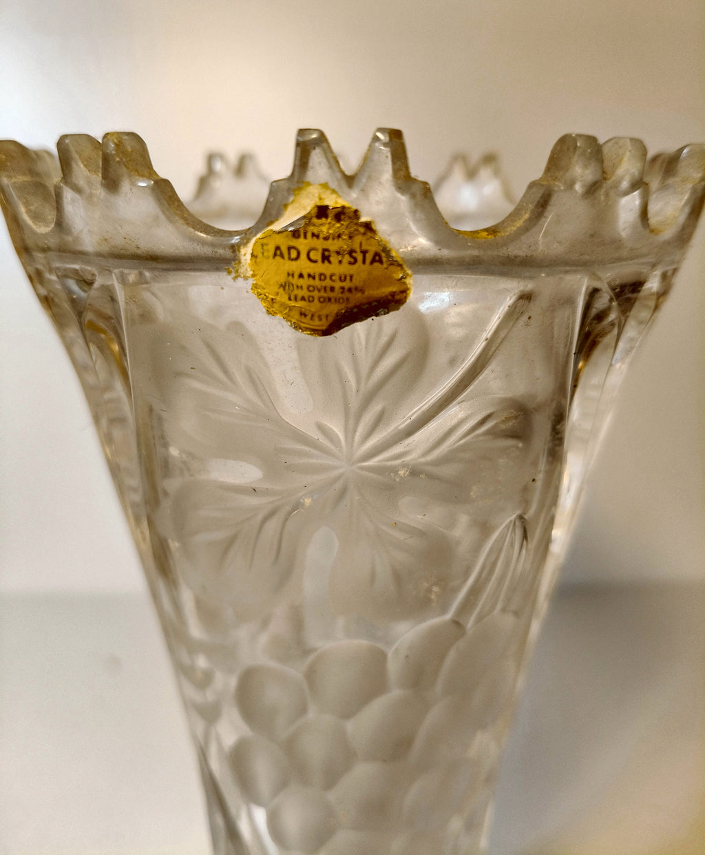 Vintage handgeslepen loodkristallen vaas met bloem- en druivendecor – foto 2 van 3