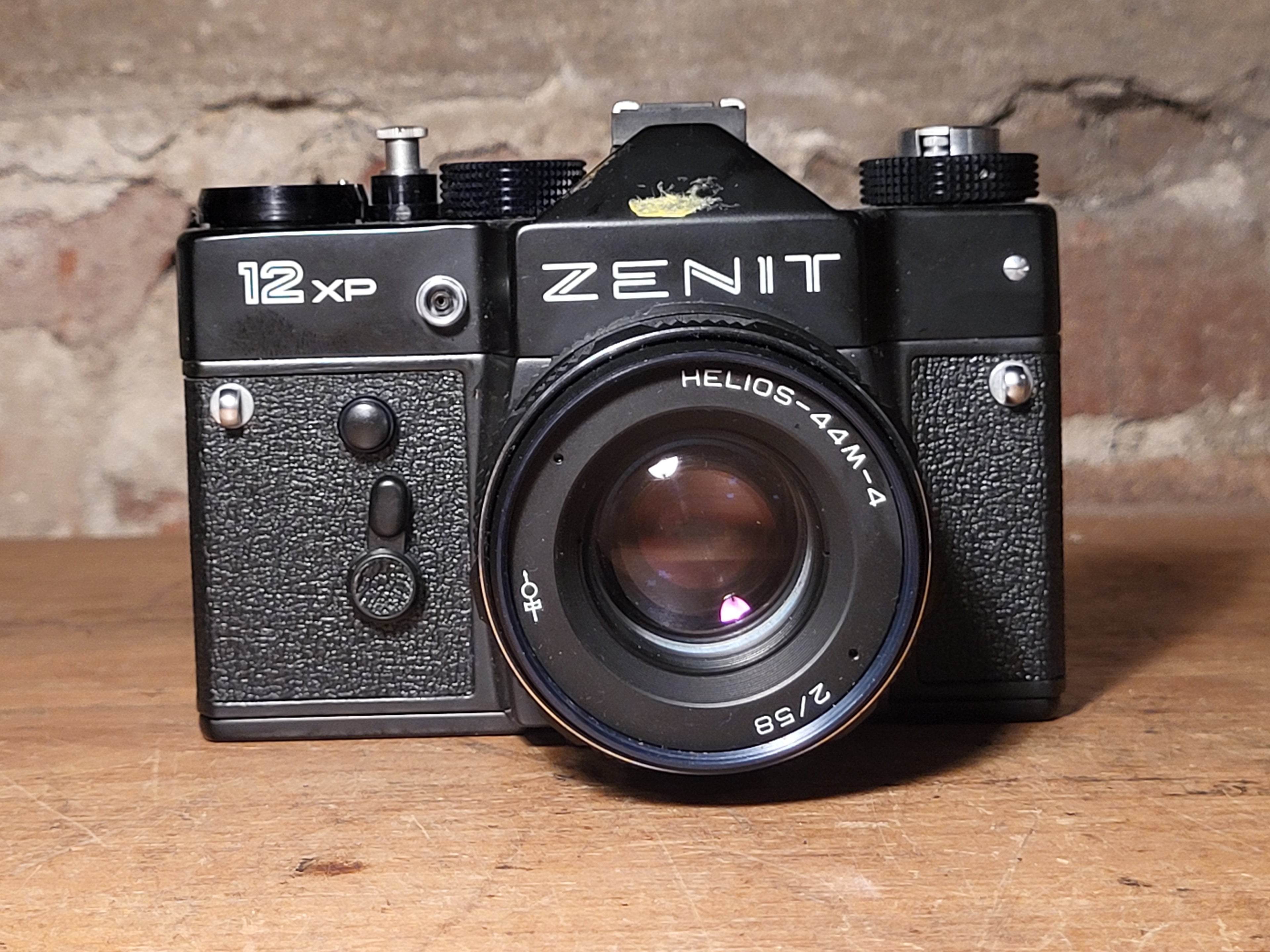 Zenit 12XP 35mm SLR met Helios-44M-4 2/58mm lens – vintage analoge camera bij De Majum Rotterdam