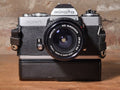 Minolta XD5 + Minolta MD W.Rokkor 28mm f/3.5 + winder grip – vintage analoge camera bij De Majum Rotterdam