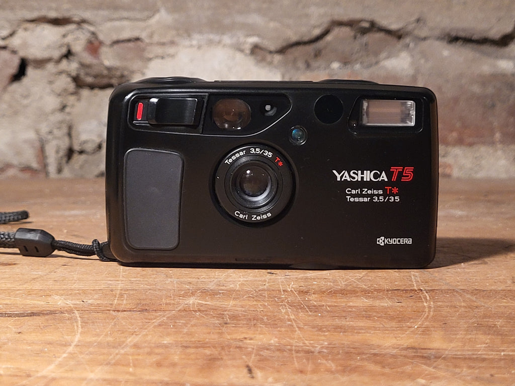 Yashica T5 35mm compactcamera met Carl Zeiss Tessar T* 35mm f/3.5 – vintage analoge camera bij De Majum Rotterdam