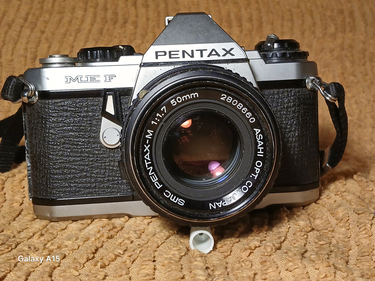 Compacte Pentax ME F analoge spiegelreflexcamera met de lichtsterke SMC Pentax-M 1.7/50mm