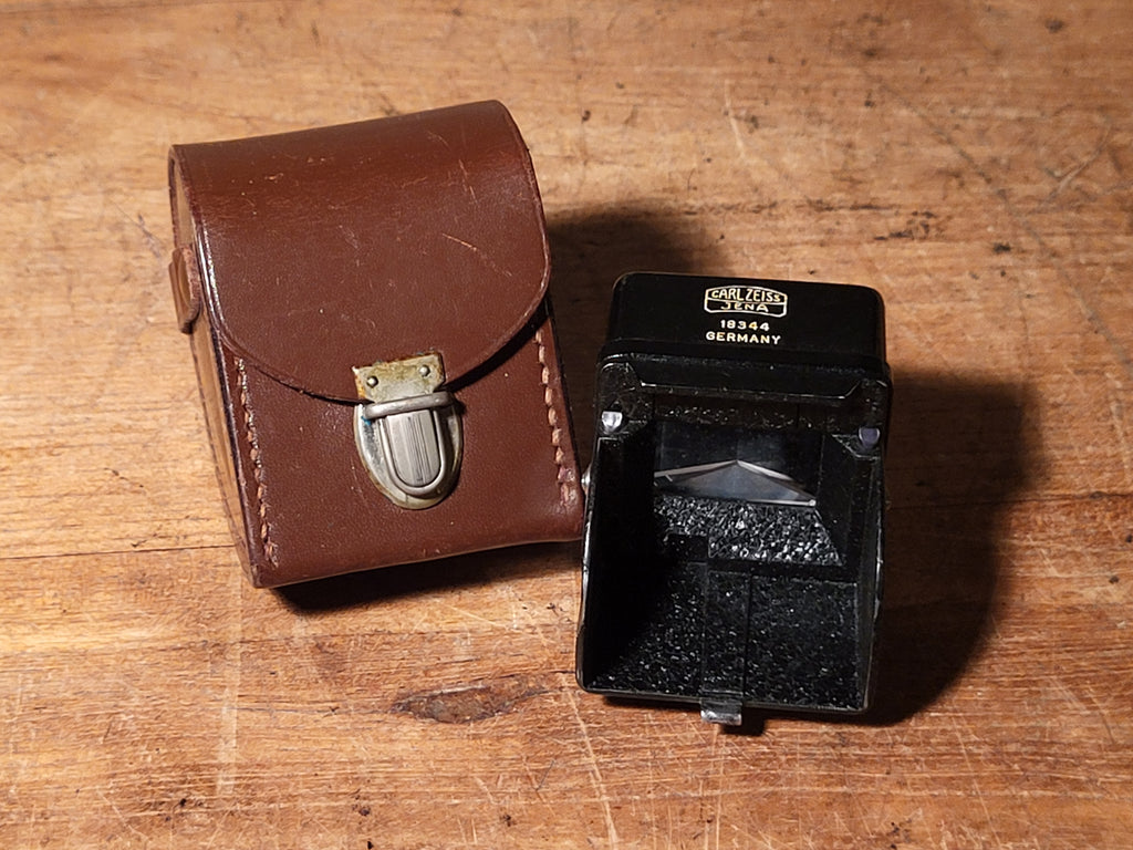 Carl Zeiss Jena prism finder / prismazoeker voor Exakta camera’s met verwisselbare zoeker.