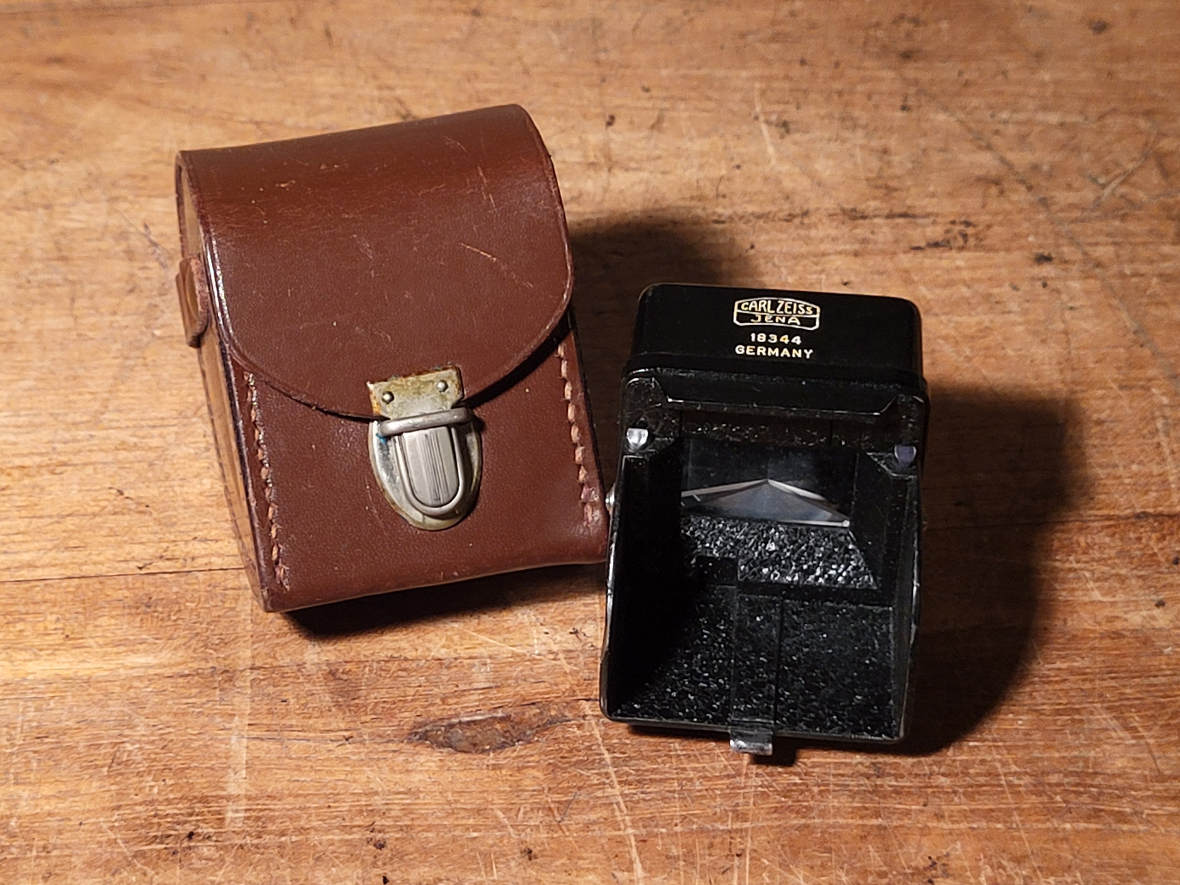 Carl Zeiss Jena prism finder / prismazoeker voor Exakta camera’s met verwisselbare zoeker.