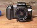 Pentax SFX analoge spiegelreflexcamera met Pentax-F 28-80mm zoomlens – vintage analoge camera bij De Majum Rotterdam