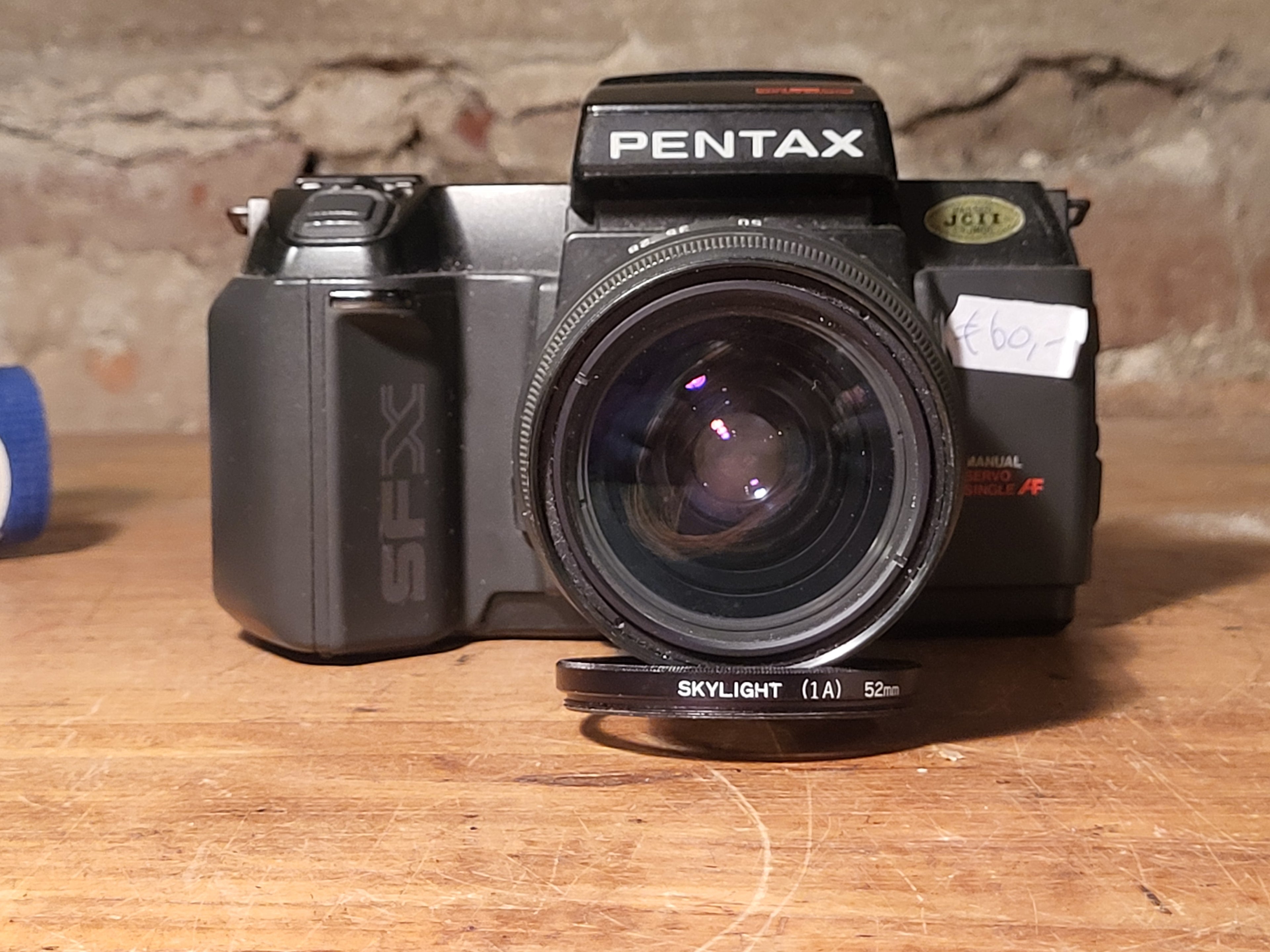 Pentax SFX analoge spiegelreflexcamera met Pentax-F 28-80mm zoomlens – vintage analoge camera bij De Majum Rotterdam