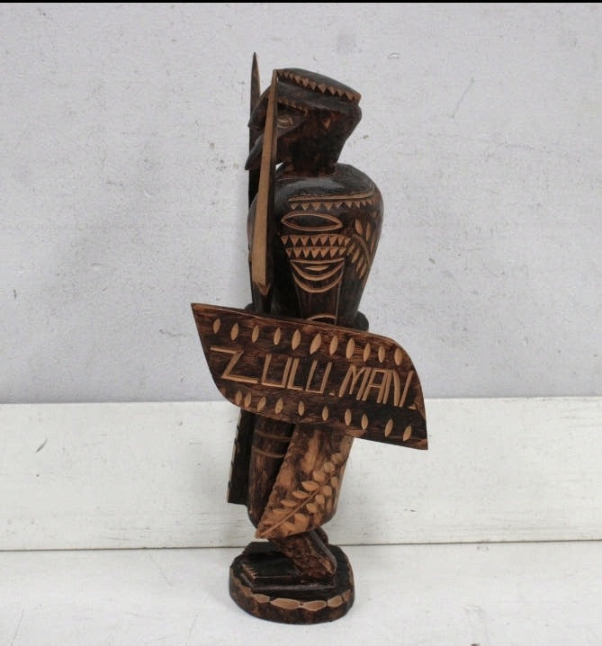 Handgesneden Afrikaans houten beeld – Zulu-krijger met schild – foto 3
