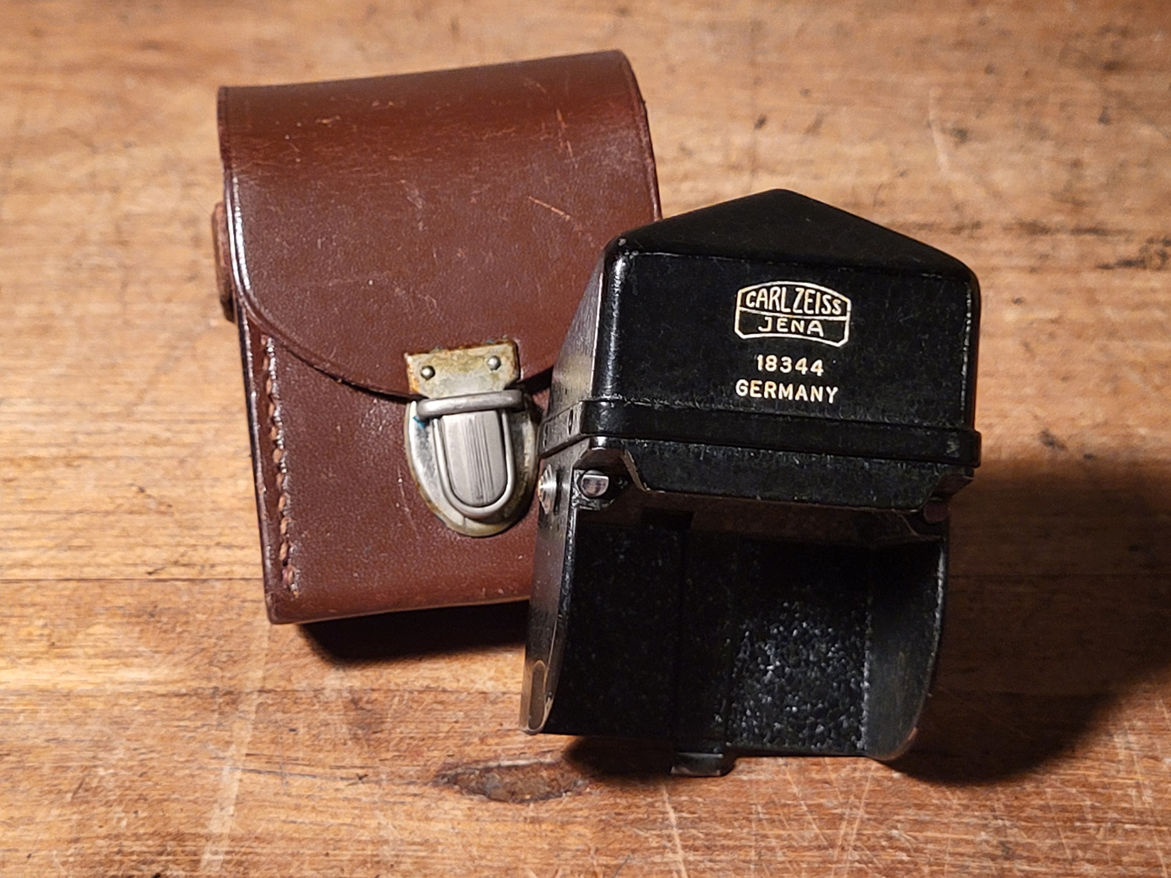 Carl Zeiss Jena prism finder / prismazoeker voor Exakta camera’s met verwisselbare zoeker.