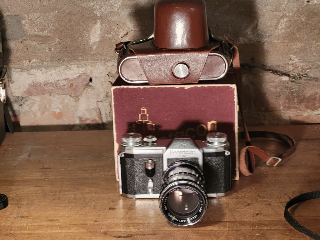 Pentacon FM 35mm SLR met Isco-Göttingen Tele-Westanar 135mm f/3.5, tas en doos