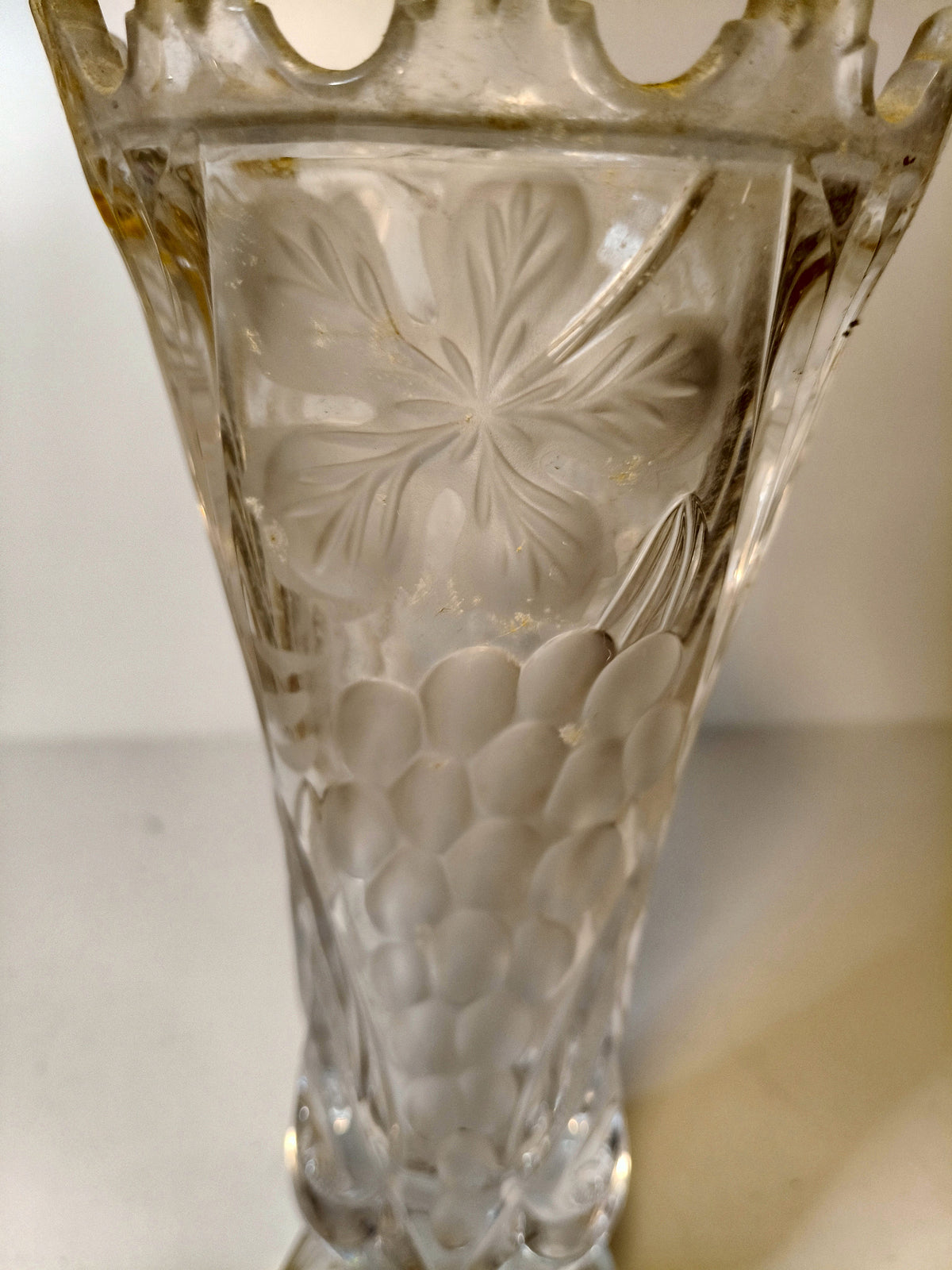 Vintage handgeslepen loodkristallen vaas met bloem- en druivendecor – foto 1 van 3