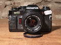 Olympus OM-40 Program analoge camera met Zuiko 50mm f/1.8 – vintage analoge camera bij De Majum Rotterdam