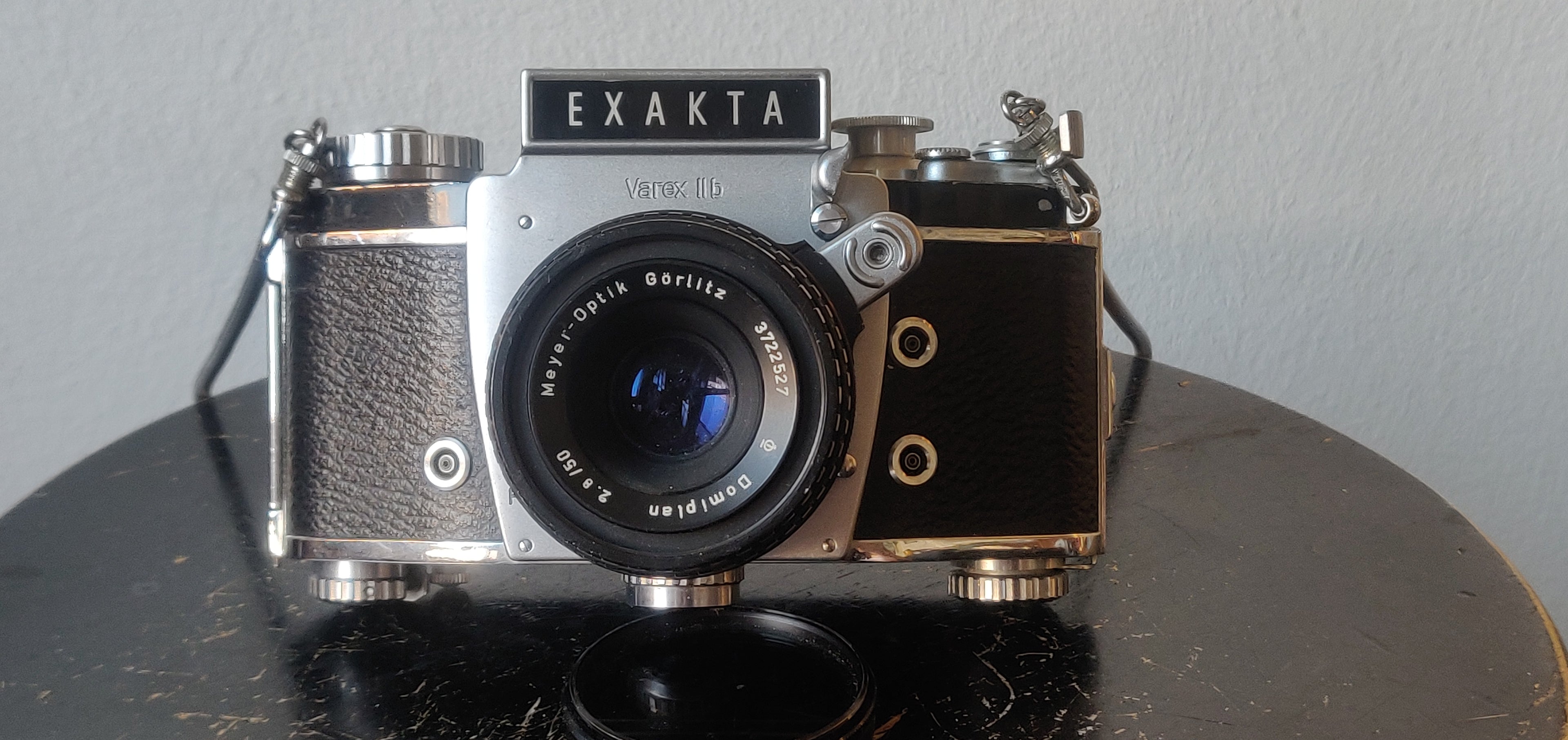 Exakta Varex IIb 35mm SLR camera met Meyer-Optik Görlitz Domiplan 2.8/50mm lens – vintage analoge camera bij De Majum Rotterdam