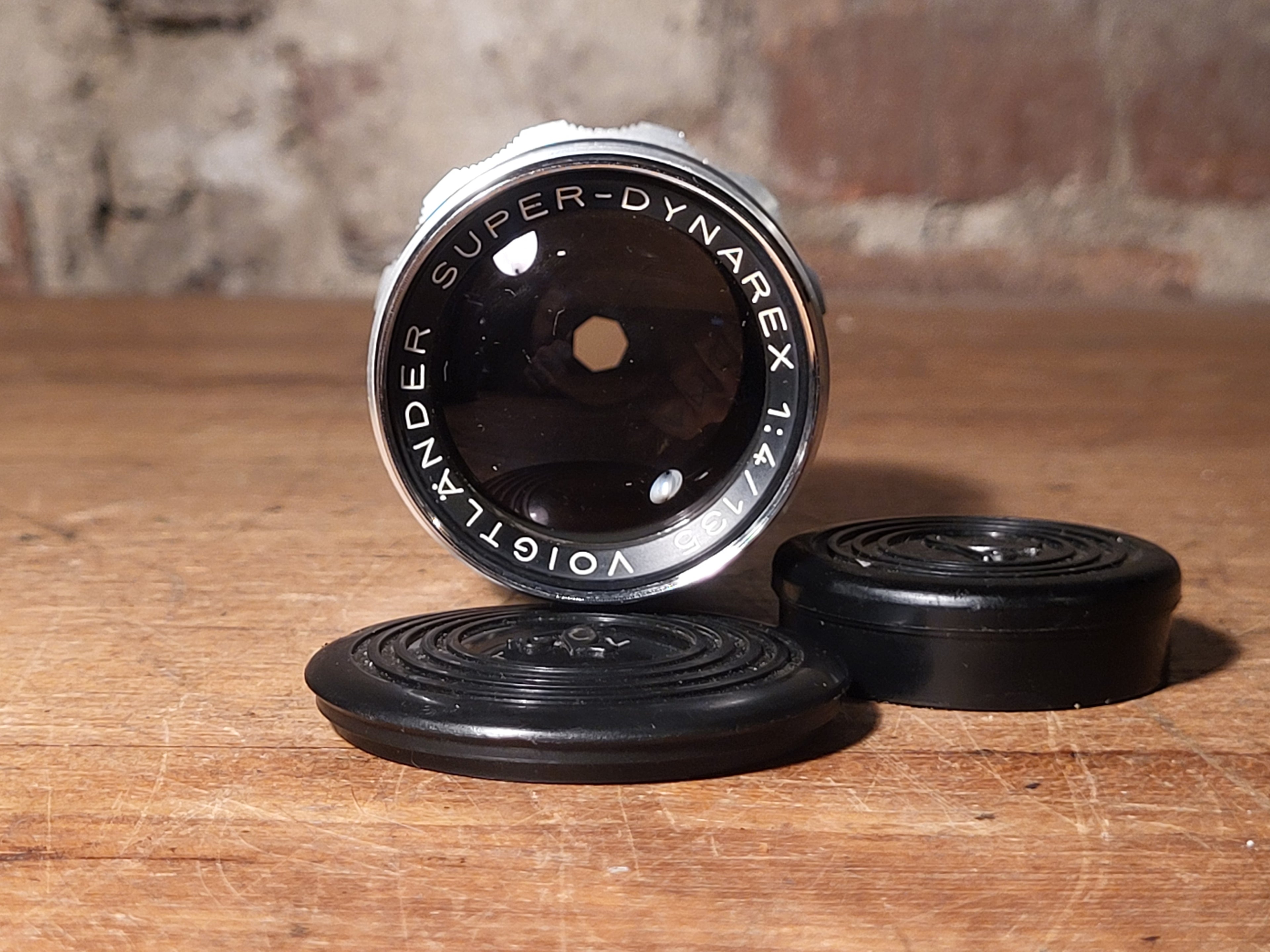 Voigtländer Super-Dynarex 4/135mm lens met caps – vintage analoge camera bij De Majum Rotterdam