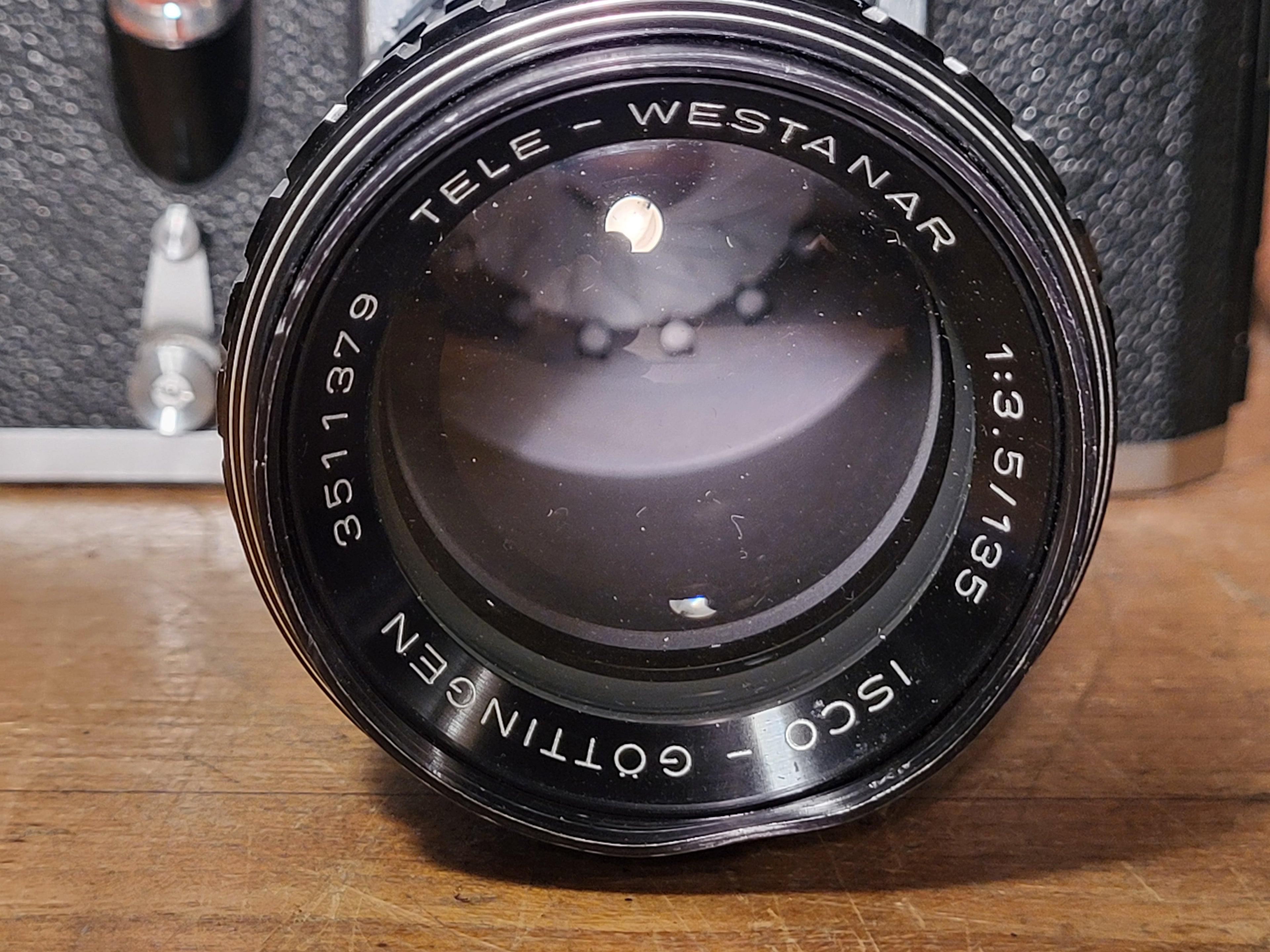 Pentacon FM 35mm SLR met Isco-Göttingen Tele-Westanar 135mm f/3.5, tas en doos