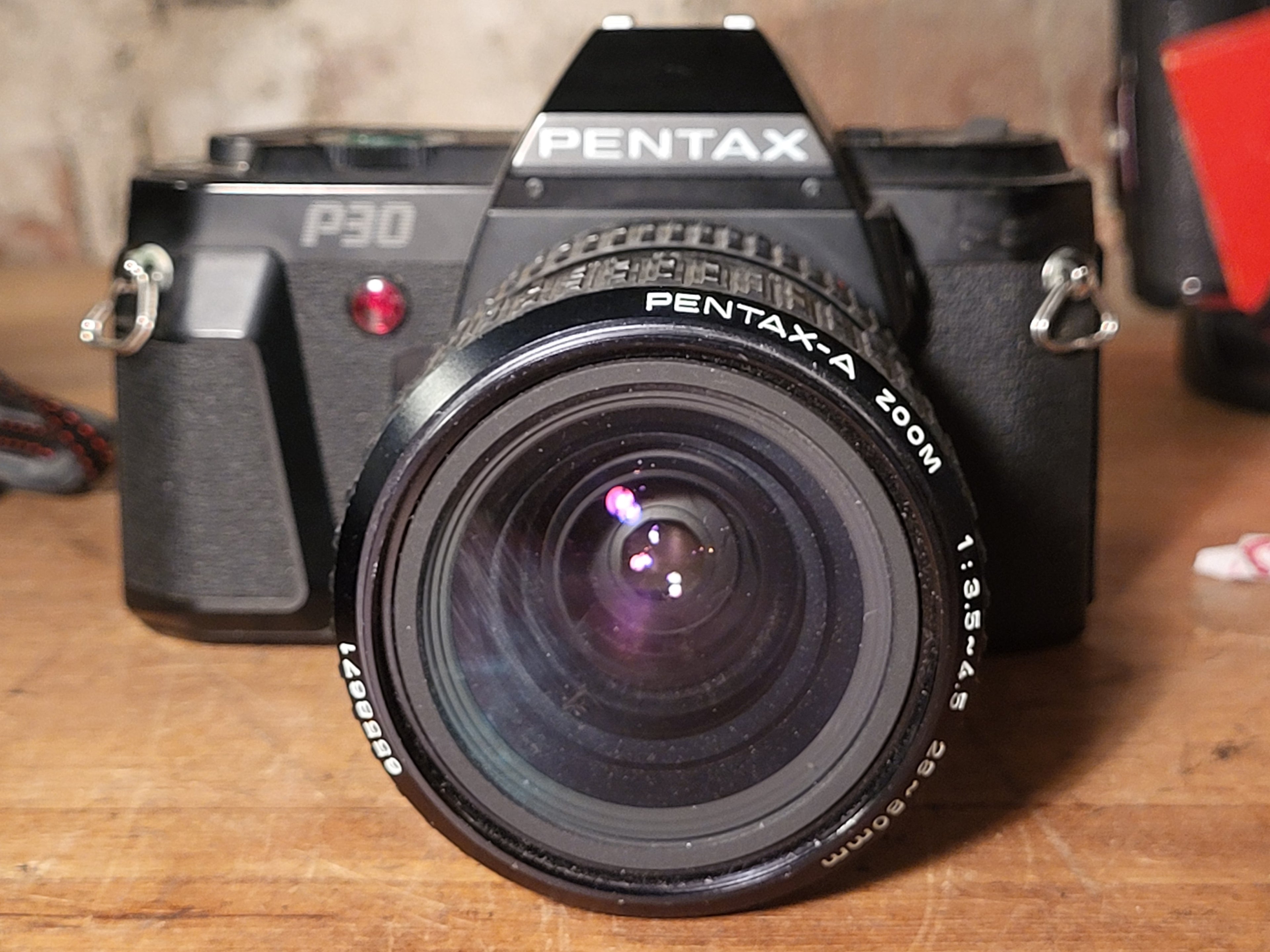 Pentax P30 35mm Spiegelreflexcamera met Pentax-A Zoom 28-80mm f/3.5-4.5 – vintage analoge camera bij De Majum Rotterdam