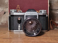 Pentacon FM 35mm SLR met Isco-Göttingen Tele-Westanar 135mm f/3.5, tas en doos – vintage analoge camera bij De Majum Rotterdam