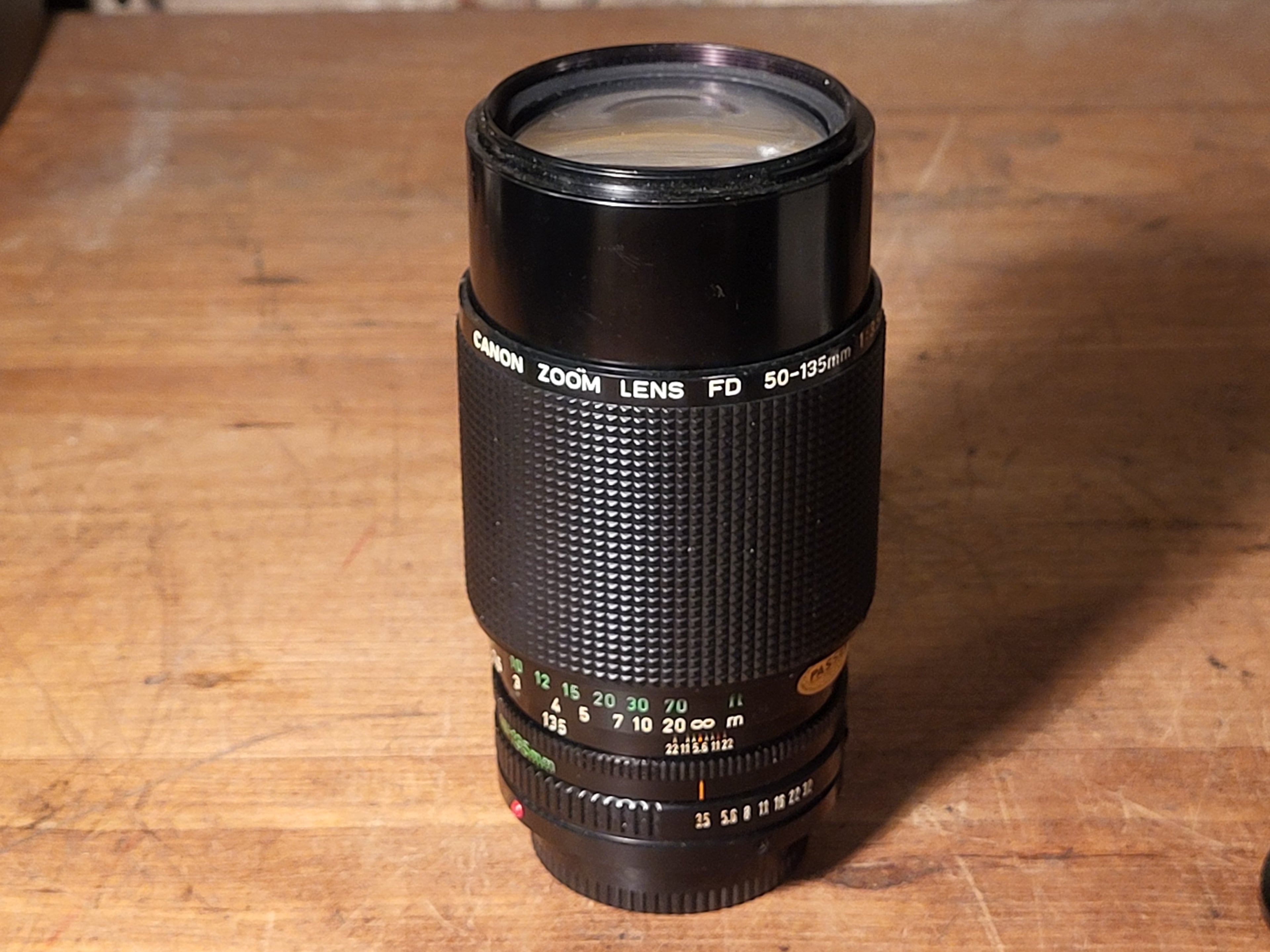 Canon FD 50-135mm f/3.5 Zoom Lens – vintage analoge camera bij De Majum Rotterdam