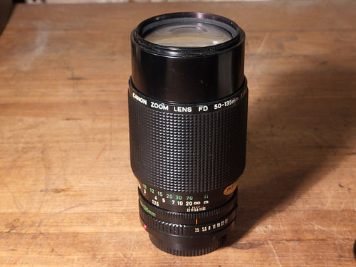 Canon FD 50-135mm f/3.5 Zoom Lens – vintage analoge camera bij De Majum Rotterdam