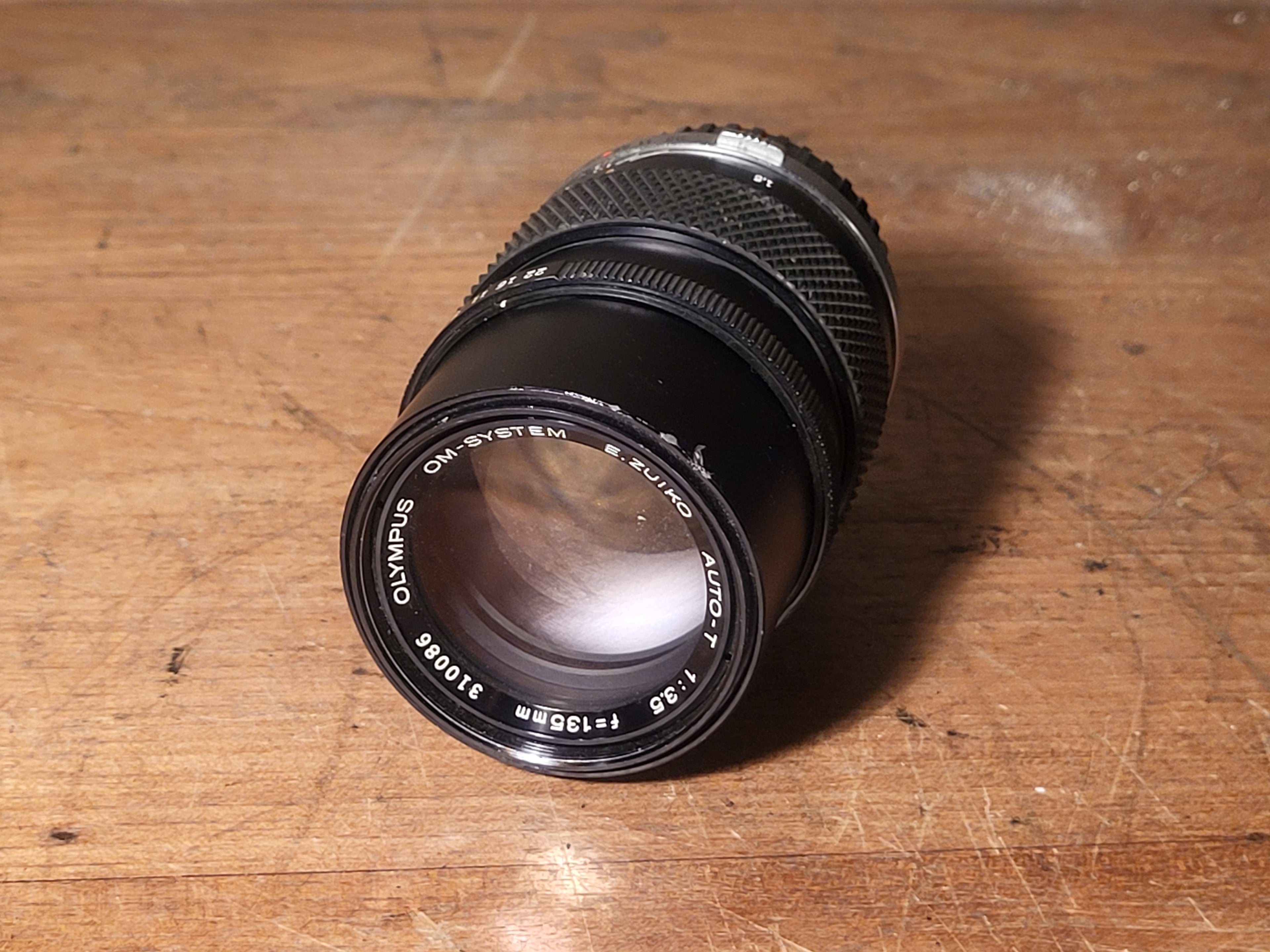 Olympus OM-System E.Zuiko Auto-T 135mm f/3.5 Telelens OM Mount – vintage analoge camera bij De Majum Rotterdam