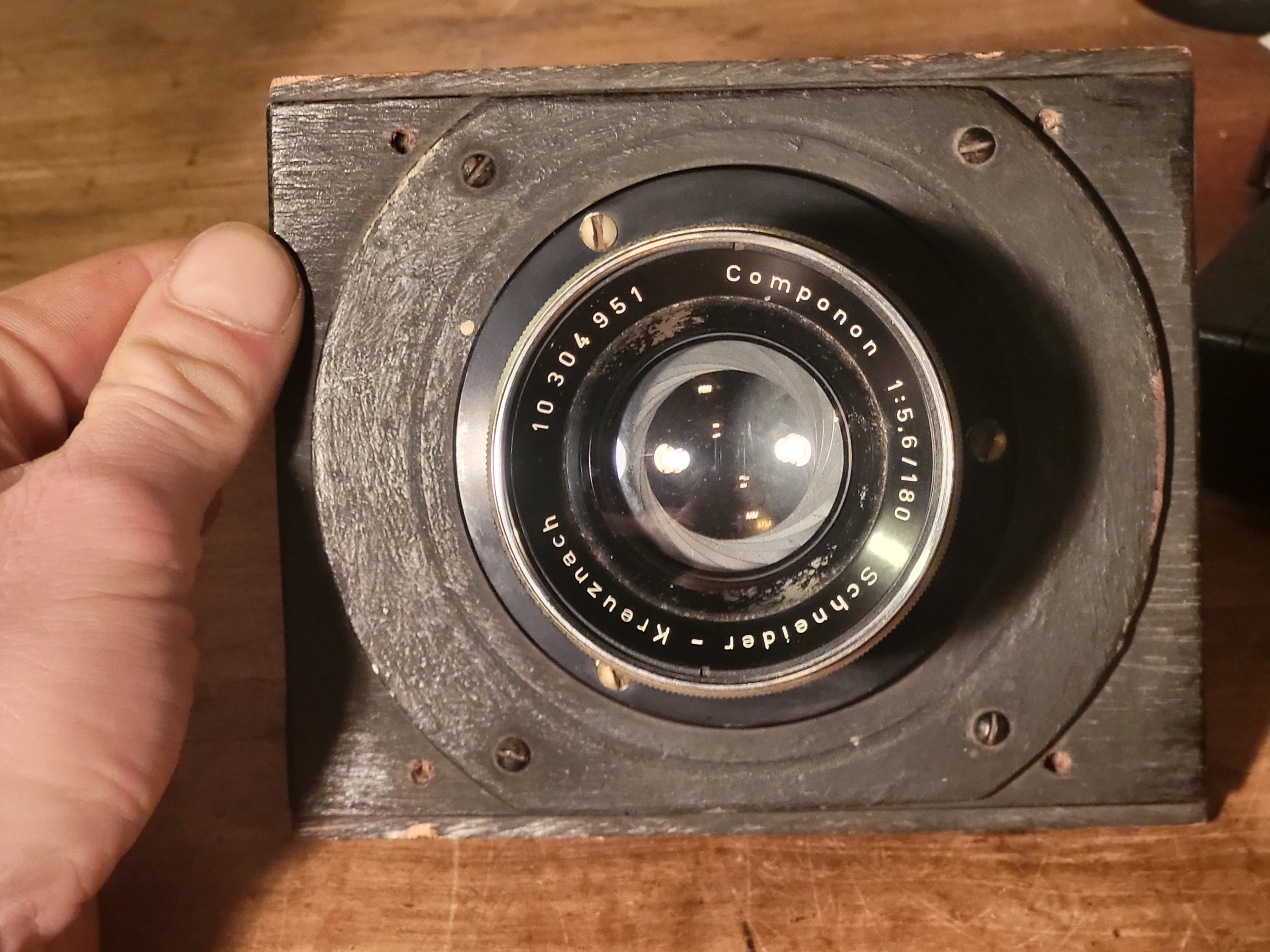 Schneider-Kreuznach Componon 180mm f/5.6 vergrotingslens op houten lensboard – vintage analoge camera bij De Majum Rotterdam