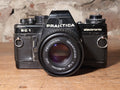 Praktica BC1 Electronic 35mm SLR Camera met Pentacon Prakticar 50mm f/1.8 Lens – vintage analoge camera bij De Majum Rotterdam