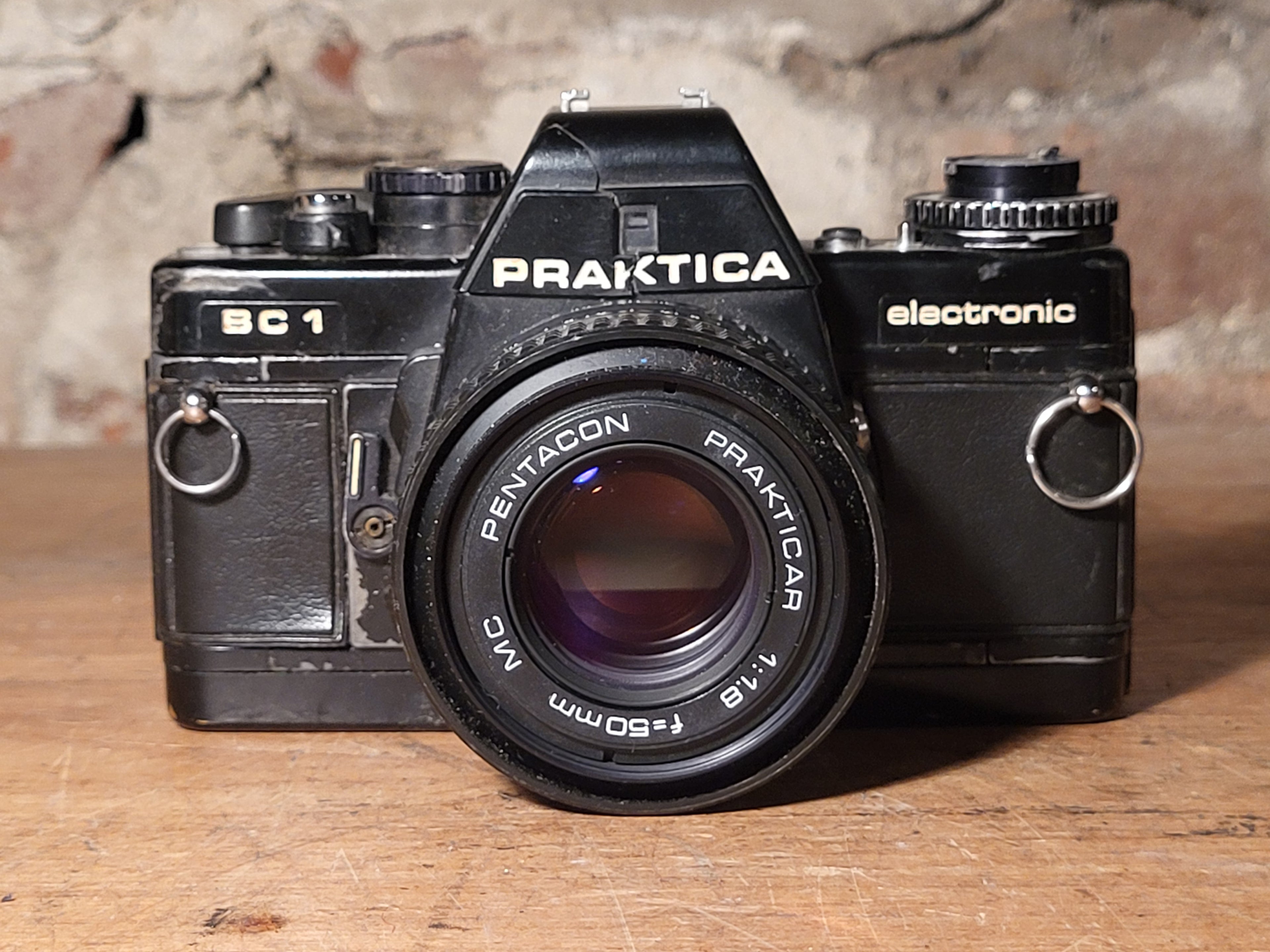 Praktica BC1 Electronic 35mm SLR Camera met Pentacon Prakticar 50mm f/1.8 Lens – vintage analoge camera bij De Majum Rotterdam