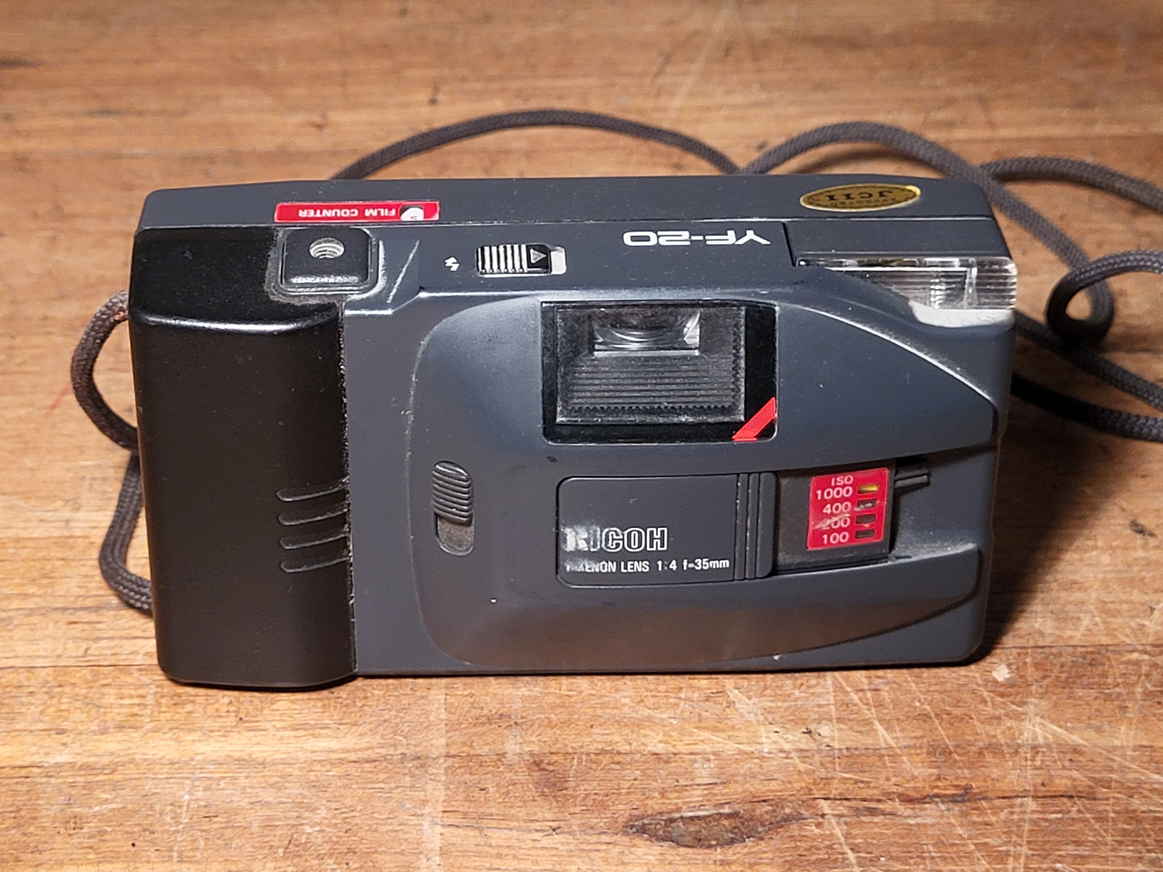 Ricoh YF-20 analoge 35mm compactcamera met 4/35mm Rikenon lens – vintage analoge camera bij De Majum Rotterdam