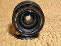 Compacte vintage Sigma Mini-Wide 2.8/28mm groothoeklens met Minolta MD-vatting.