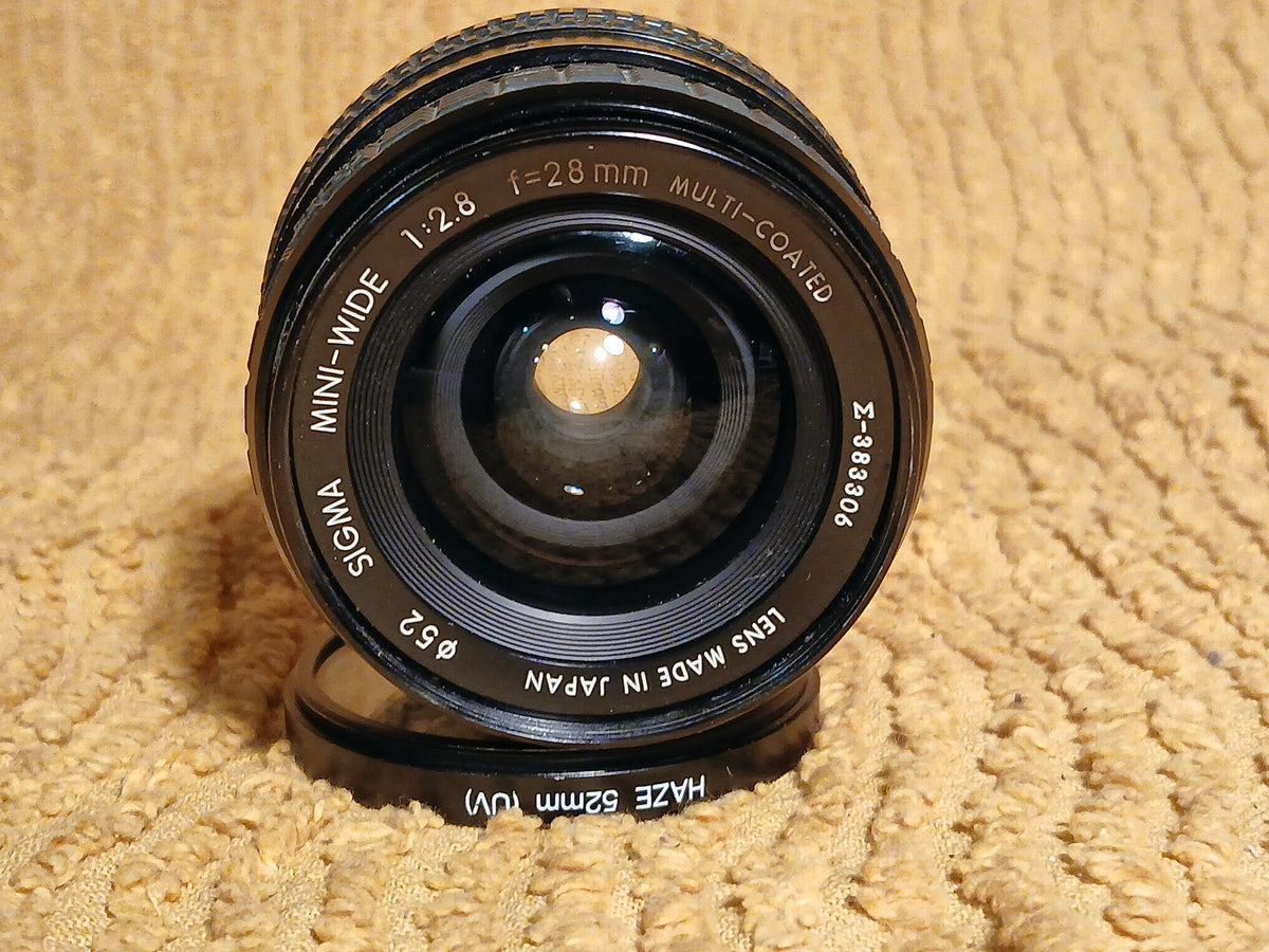 Compacte vintage Sigma Mini-Wide 2.8/28mm groothoeklens met Minolta MD-vatting.