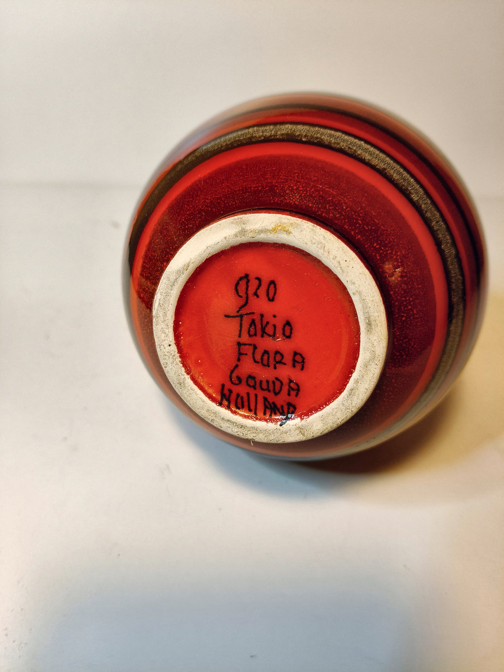 Flora Gouda vaasje met rood-oranje Tokio-decor, jaren 70 – foto 3 van 3