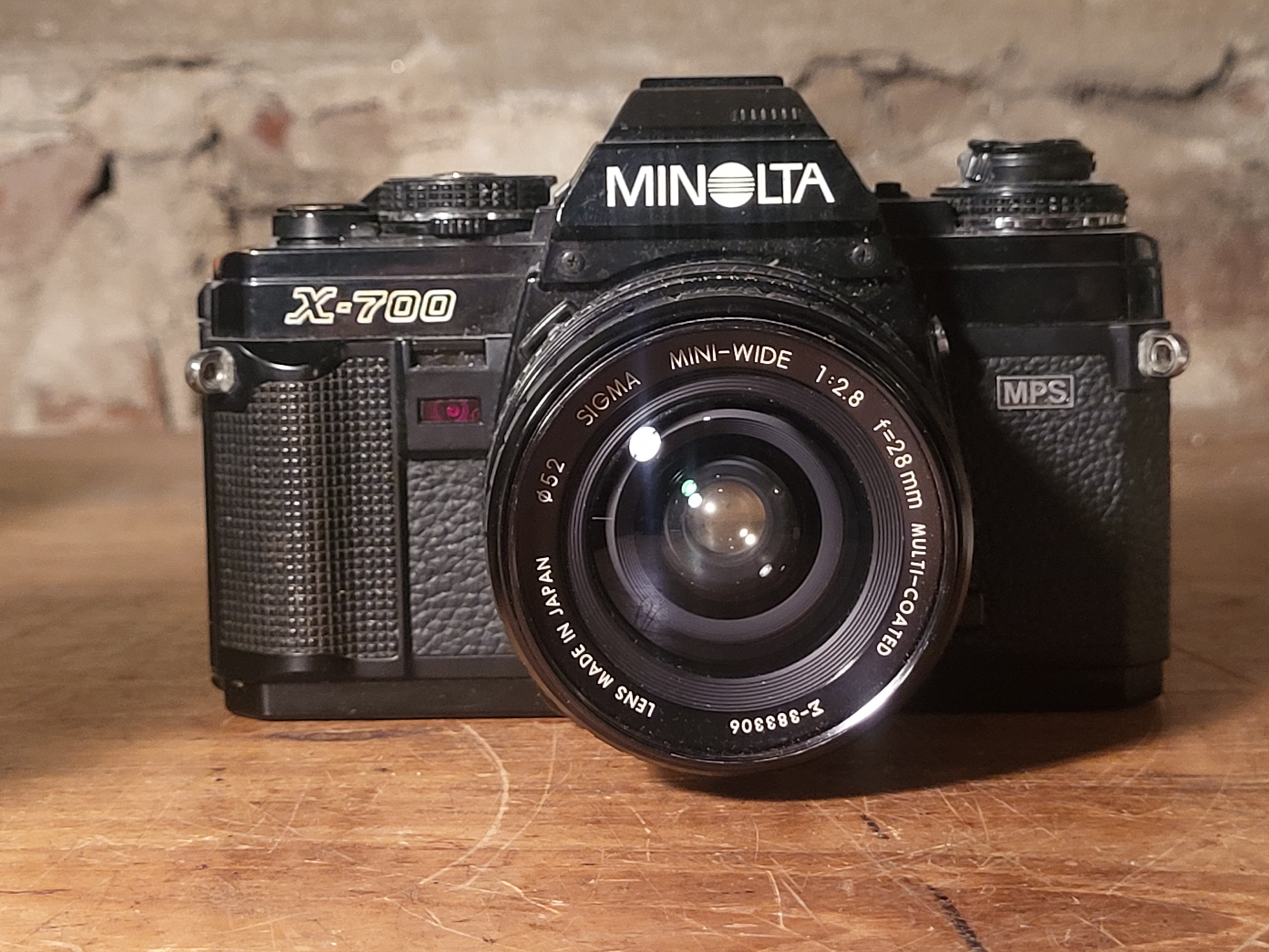 Minolta X-700 MPS met Sigma Mini-Wide 28mm f/2.8 – vintage analoge camera bij De Majum Rotterdam