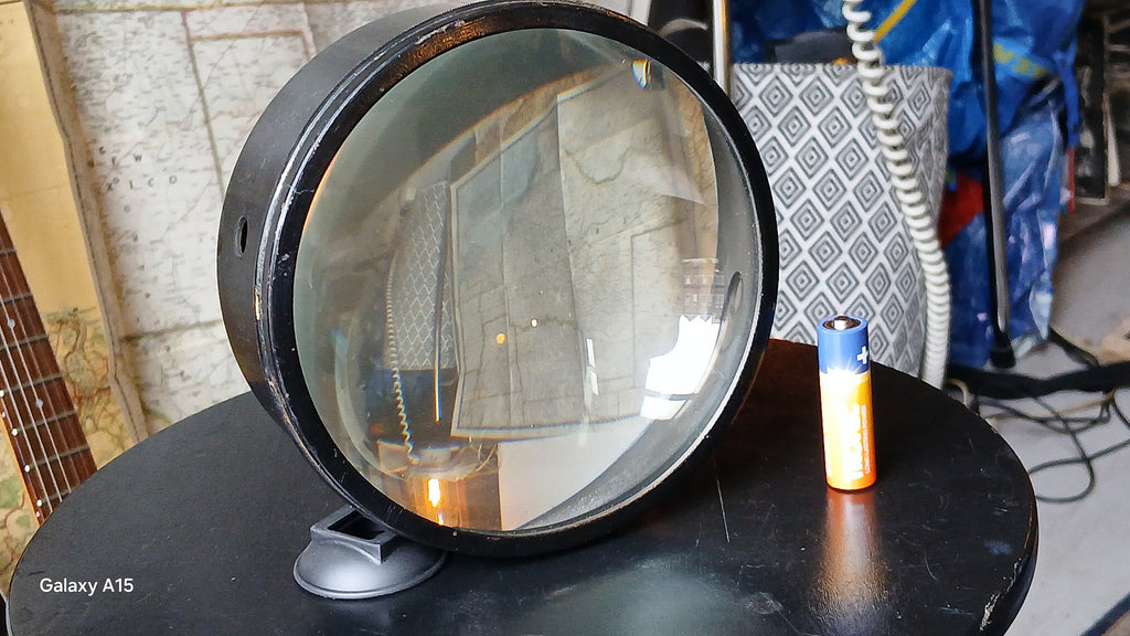 Grote vintage bolle condensorlens in zwarte metalen vatting – foto 1 van 7