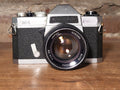 Chinon M-1 35mm spiegelreflexcamera met Auto Chinon 55mm f/1.4 lens – vintage analoge camera bij De Majum Rotterdam