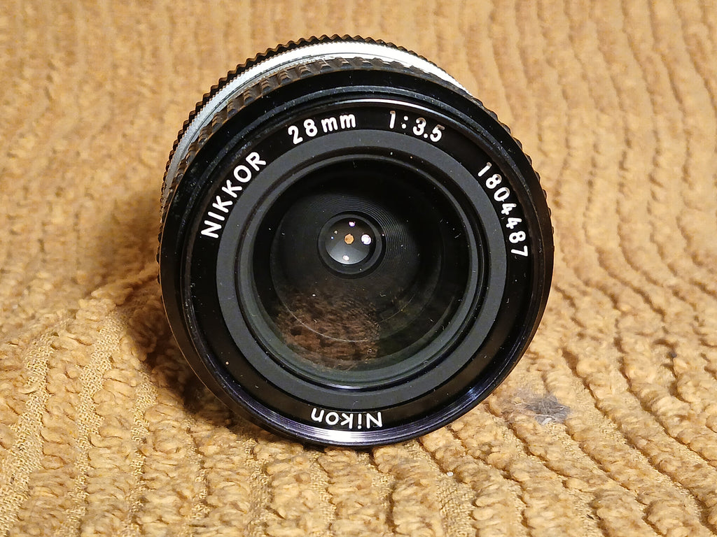 Nikon Nikkor 28mm f/3.5 AI groothoeklens – foto 1 van 2