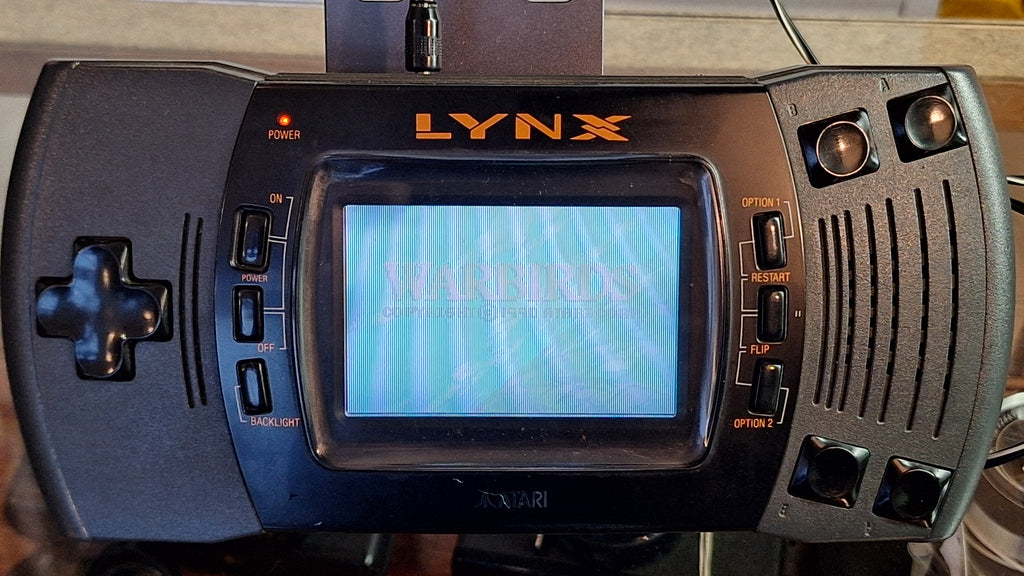 Atari Lynx II handheld spelcomputer met accessoires – productfoto