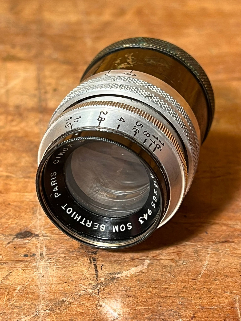 SOM Berthiot Paris Cinor B 1.9/35mm Cine Lens met zonnekap