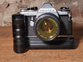 Pentax ME 35mm analoge spiegelreflexcamera met SMC Pentax-M 2/50mm lens en winder – vintage analoge camera bij De Majum Rotterdam