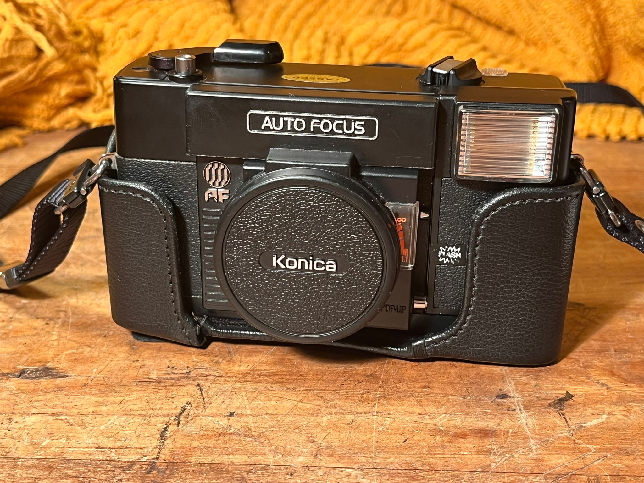 Konica C35 AF 35mm Filmcamera met 38mm f/2.8 Hexanon Lens, Case & Lensdop