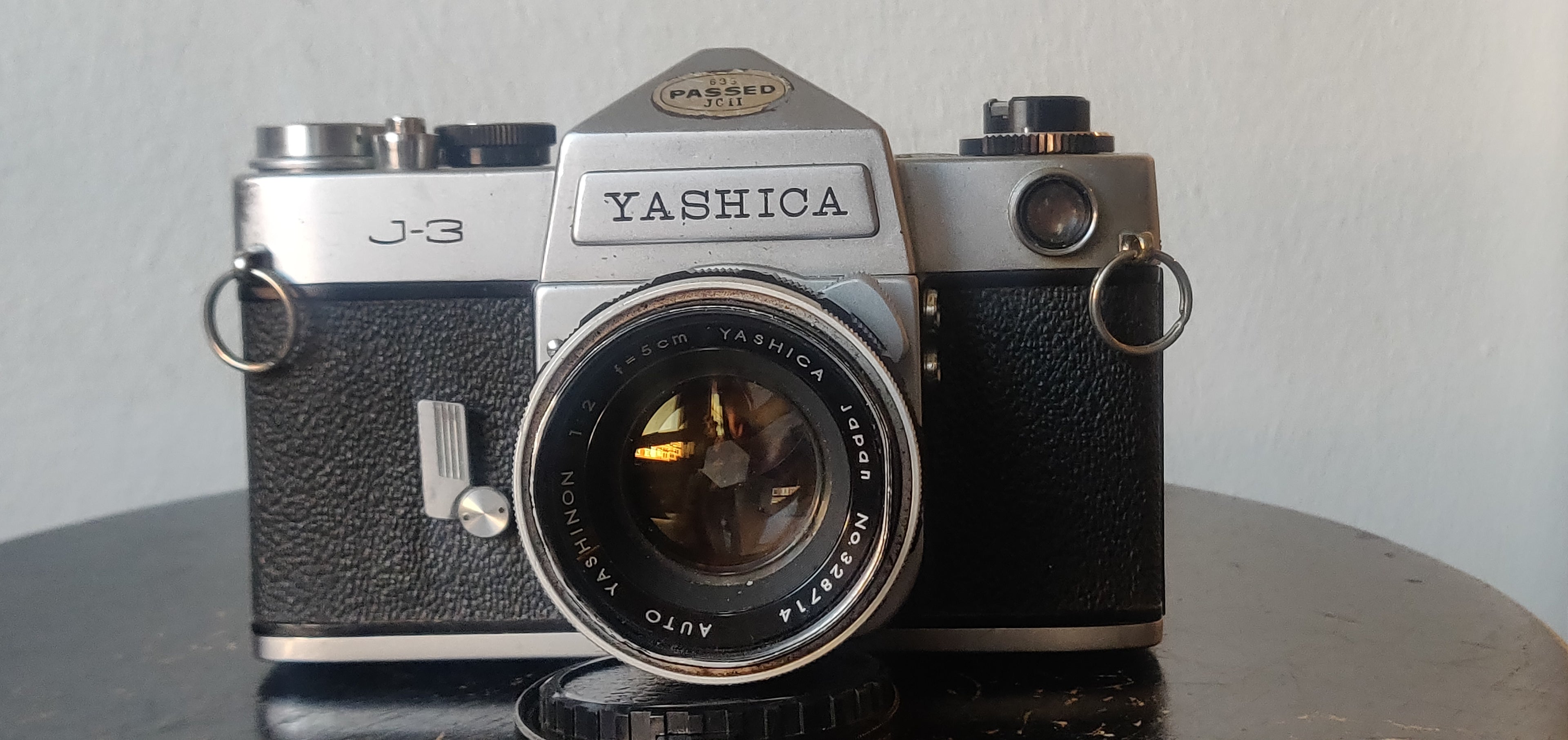 Yashica J-3 35mm SLR camera met Auto Yashinon 2/5cm lens – M42 mount – vintage analoge camera bij De Majum Rotterdam