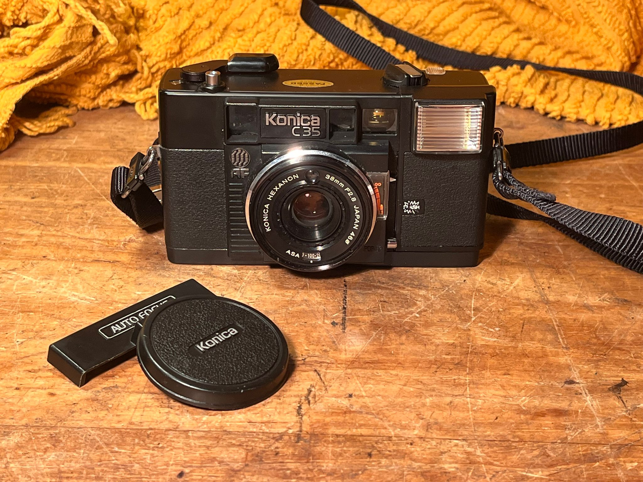 Konica C35 AF 35mm Filmcamera met 38mm f/2.8 Hexanon Lens, Case & Lensdop