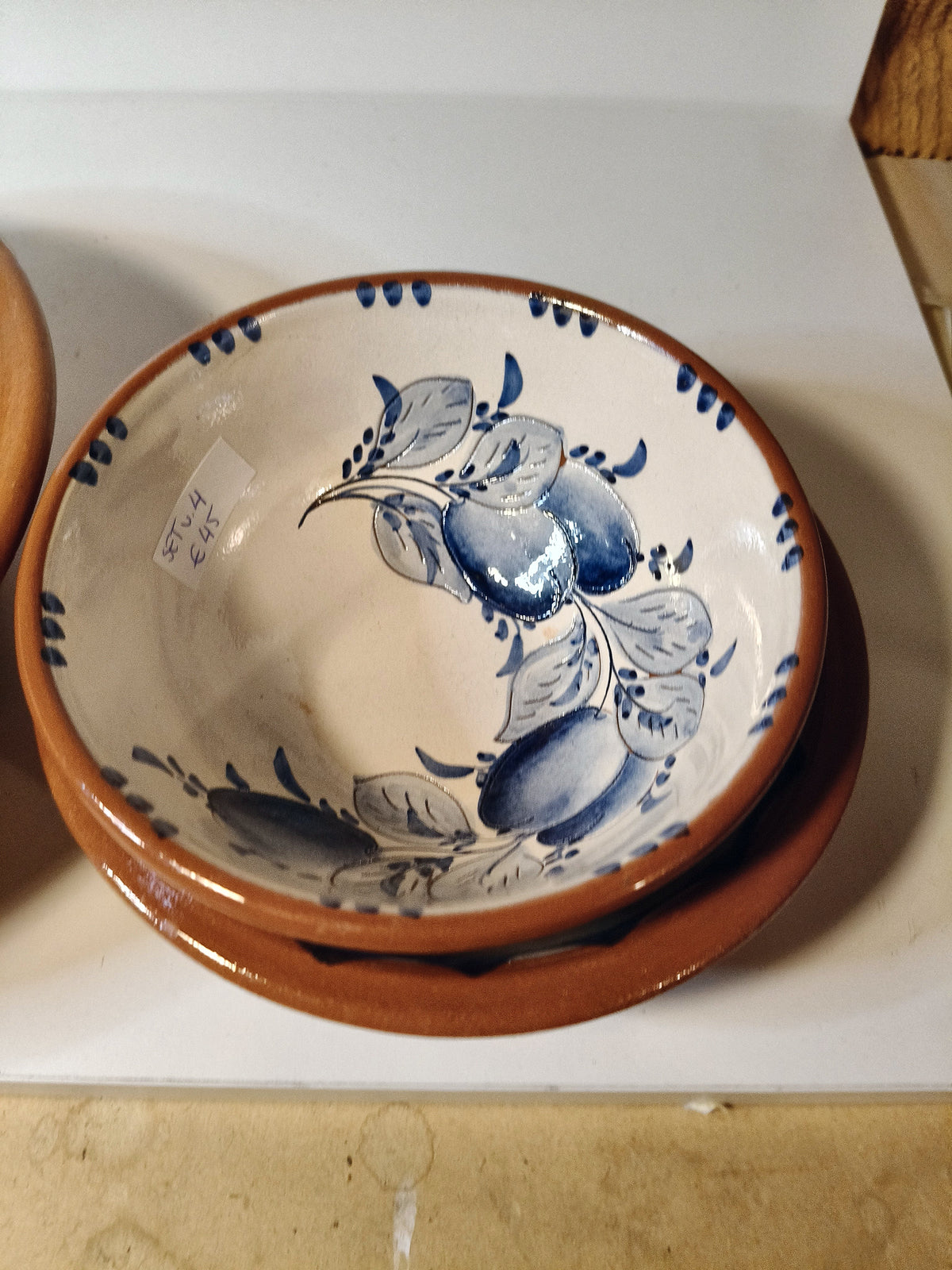 Set van vier handbeschilderde Portugese terracotta schalen van José Cartaxo met blauw decor – foto 1 van 3
