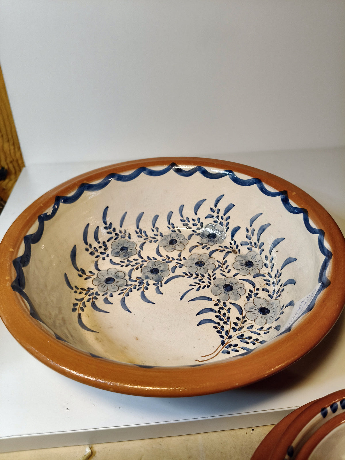 Set van vier handbeschilderde Portugese terracotta schalen van José Cartaxo met blauw decor – foto 3 van 3