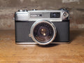 Yashica Minister III 35mm meetzoekercamera met Yashinon-DX 45mm f/2.8 – vintage analoge camera bij De Majum Rotterdam