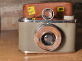 Tahbes Synchro Camera met Originele Leren Hoes – Zeldzame Vintage Camera ca. 1948 – vintage analoge camera bij De Majum Rotterdam