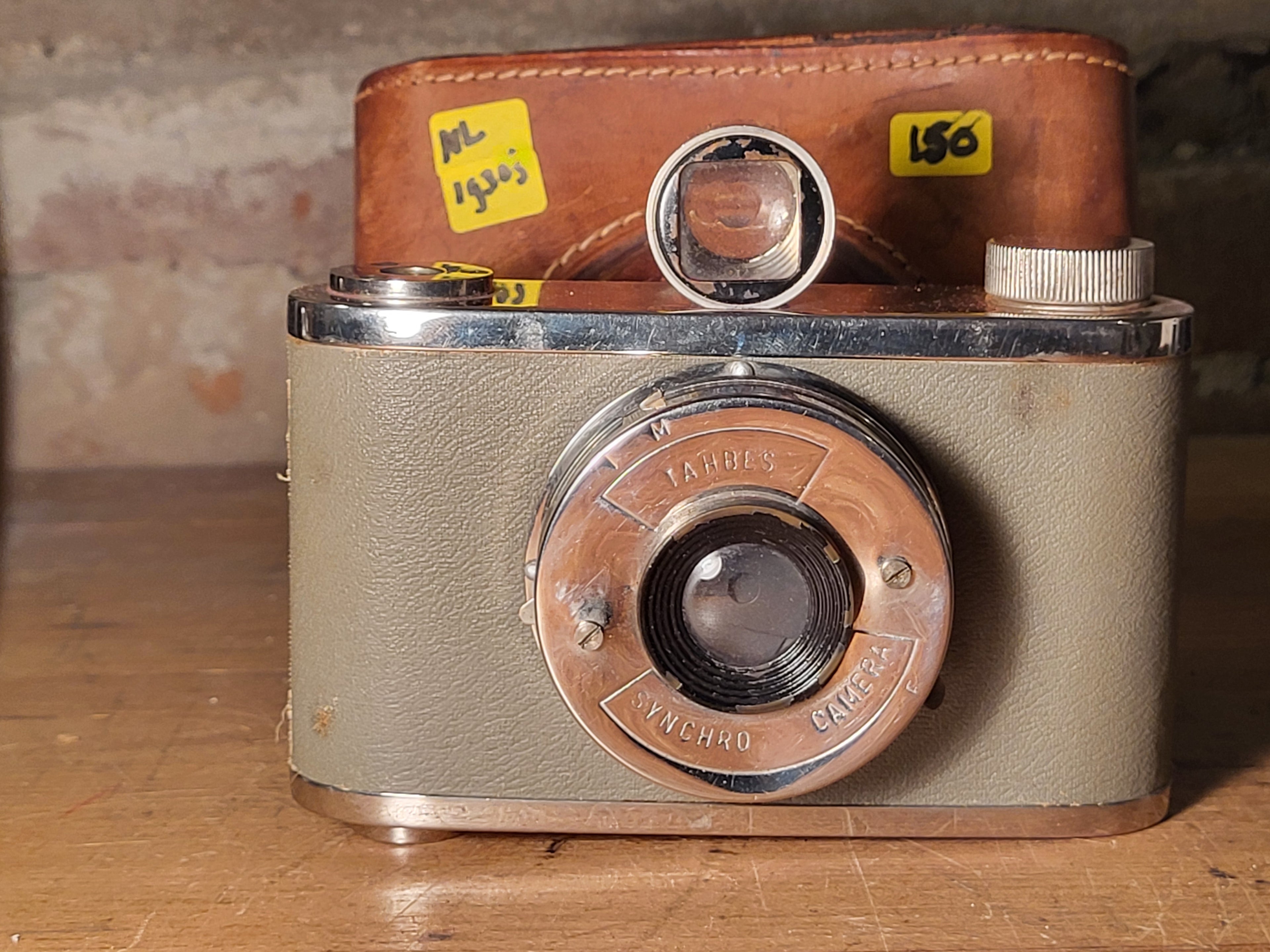 Tahbes Synchro Camera met Originele Leren Hoes – Zeldzame Vintage Camera ca. 1948 – vintage analoge camera bij De Majum Rotterdam