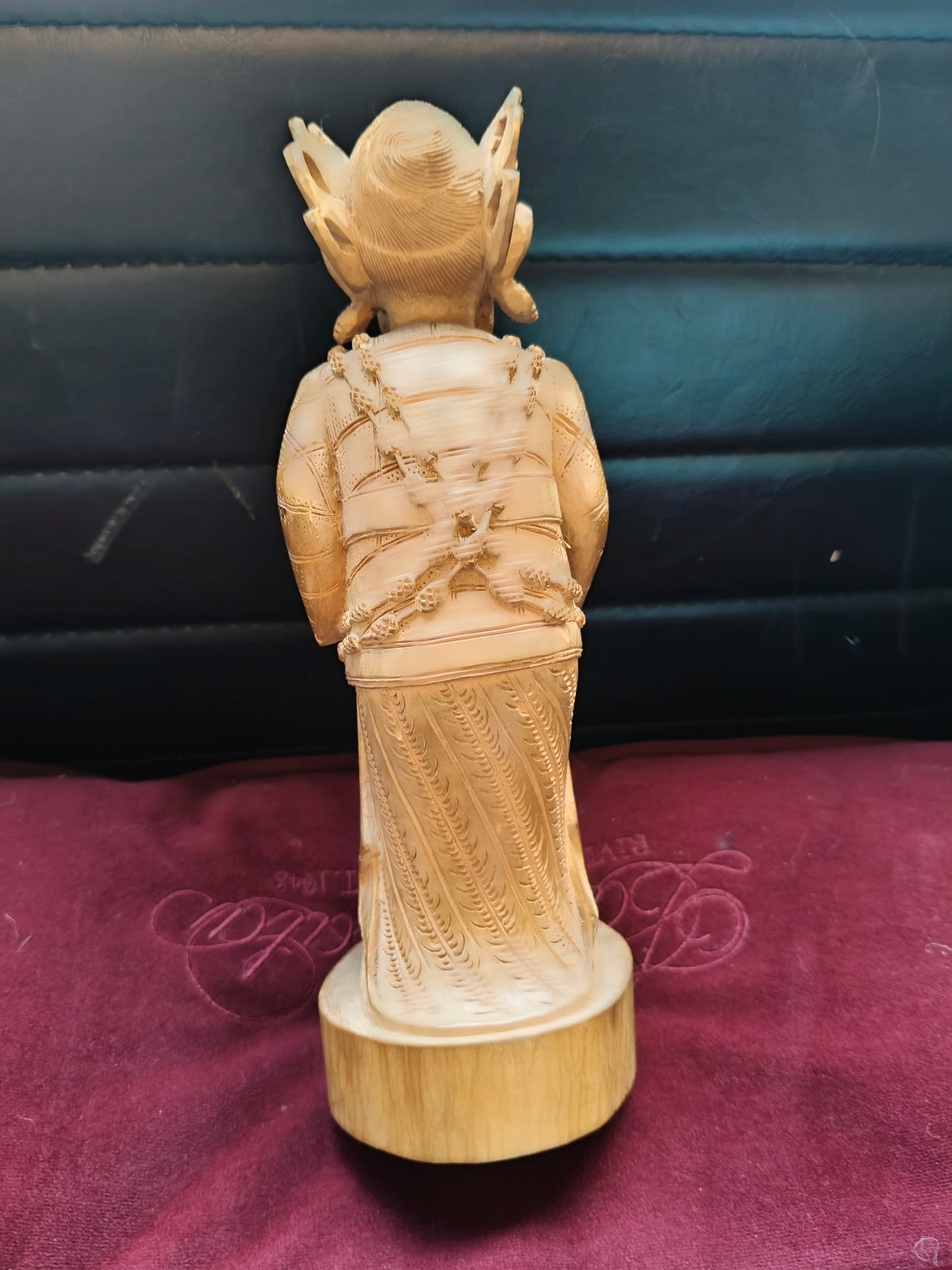 Handgesneden Aziatisch houten beeld van 20 cm – aanvullende productfoto 2